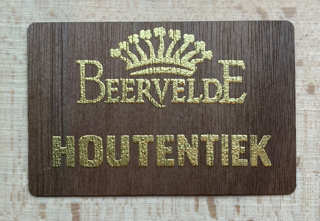 Beervelde getrouwheidskaart van Houtentiek in hout met gouden logo